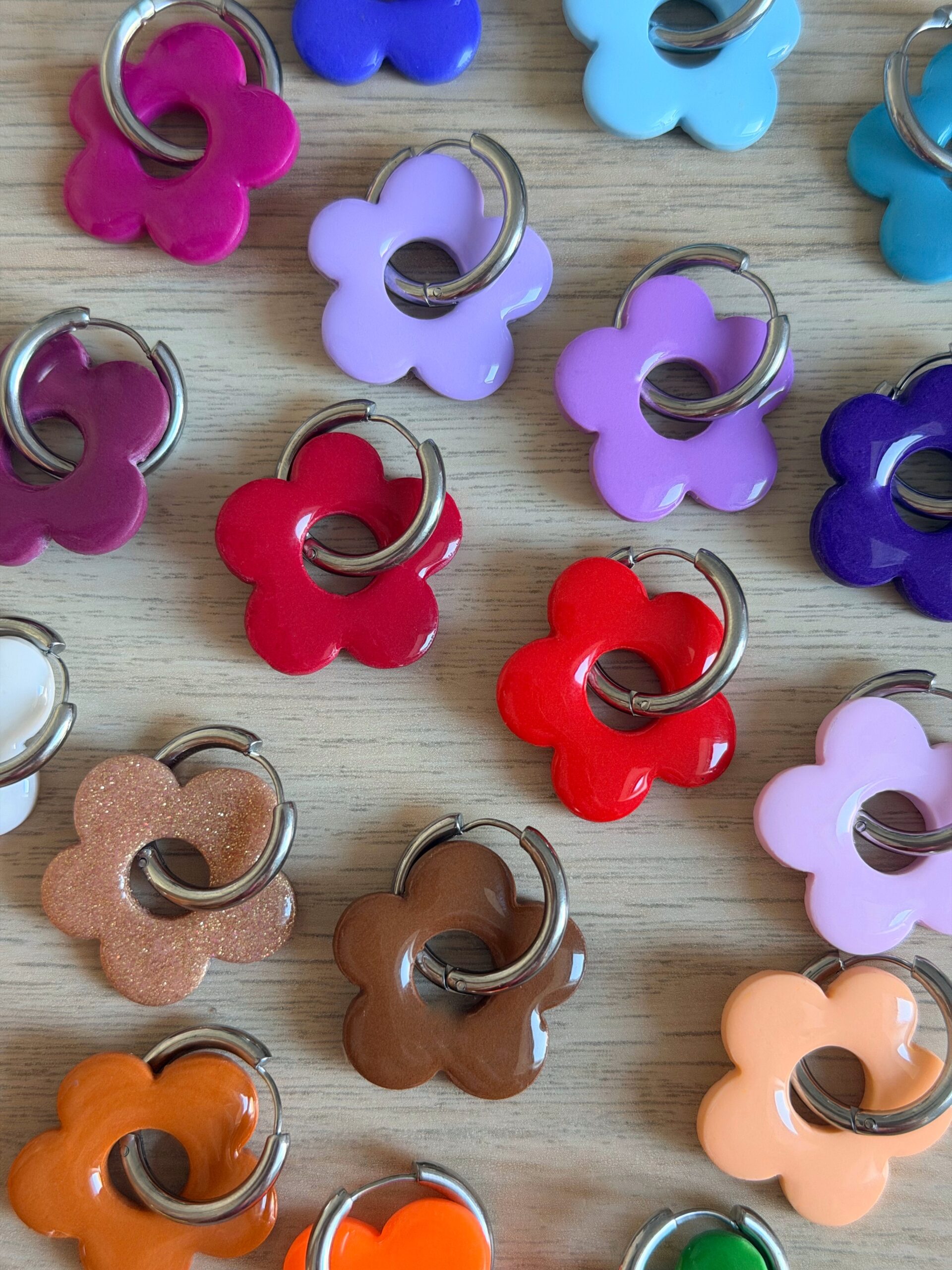 BOUCLES D'OREILLES - Petites Love Flower (28 couleurs) – Image 4
